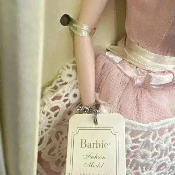 Barbie Southern Belle Doll - Picture 10 of 16